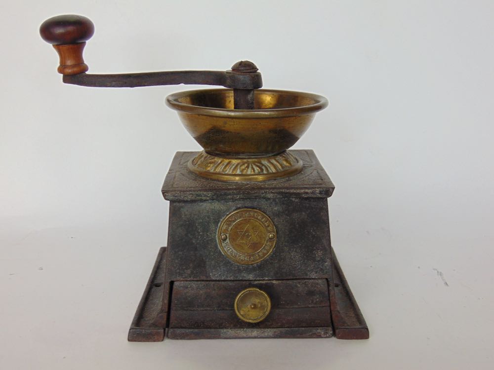A mixed miscellaneous lot to include antique copper kettle, brass oil lamp with glass shade and - Image 3 of 4