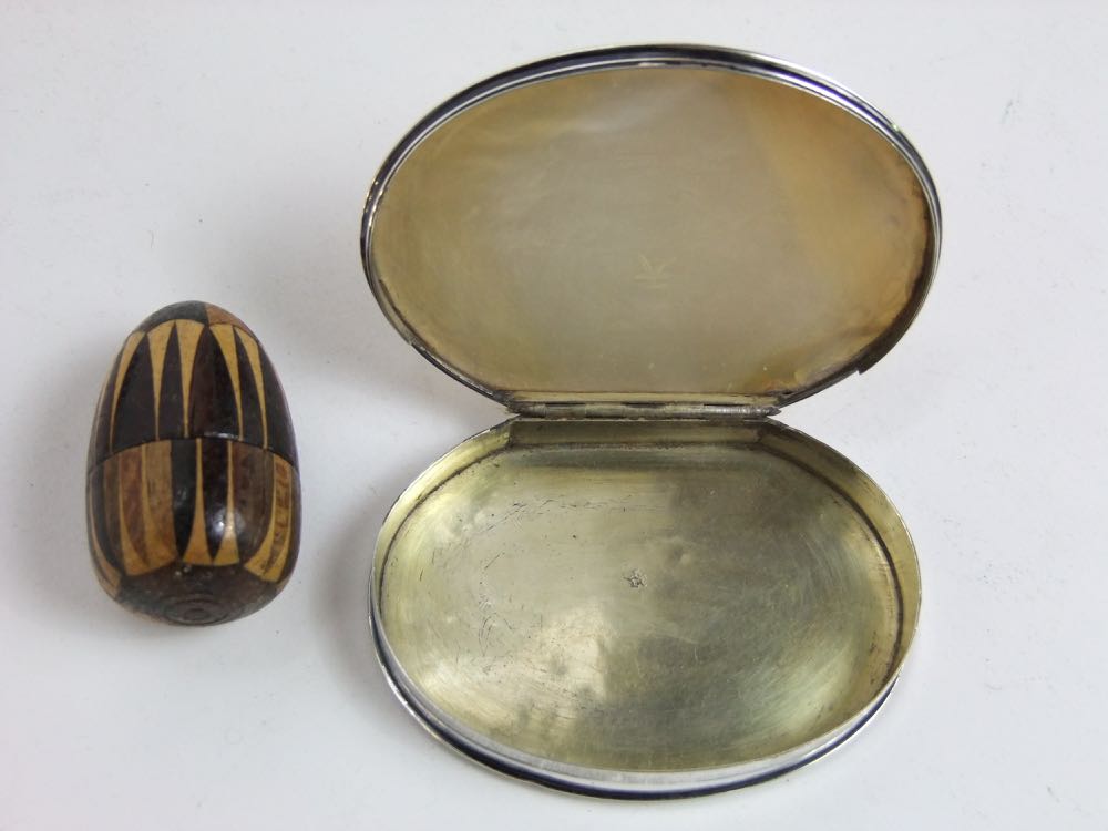 A 19th century continental white metal and mother-of-pearl inlaid snuff box with carved detail - Image 2 of 2