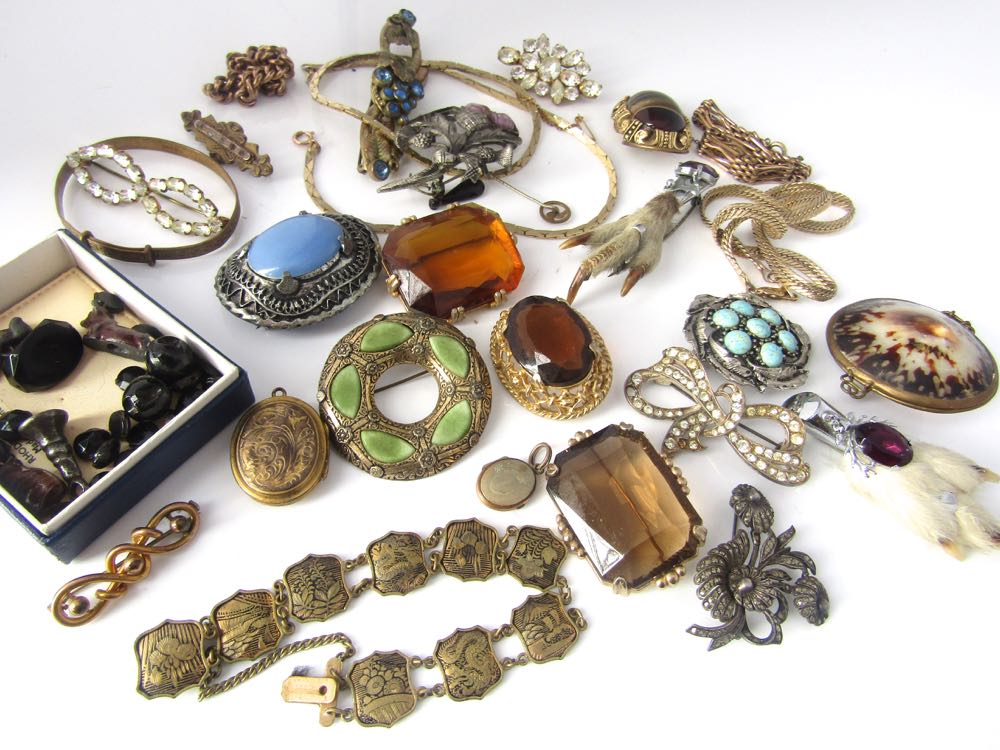 Mixed collection of costume jewellery comprising mainly brooches