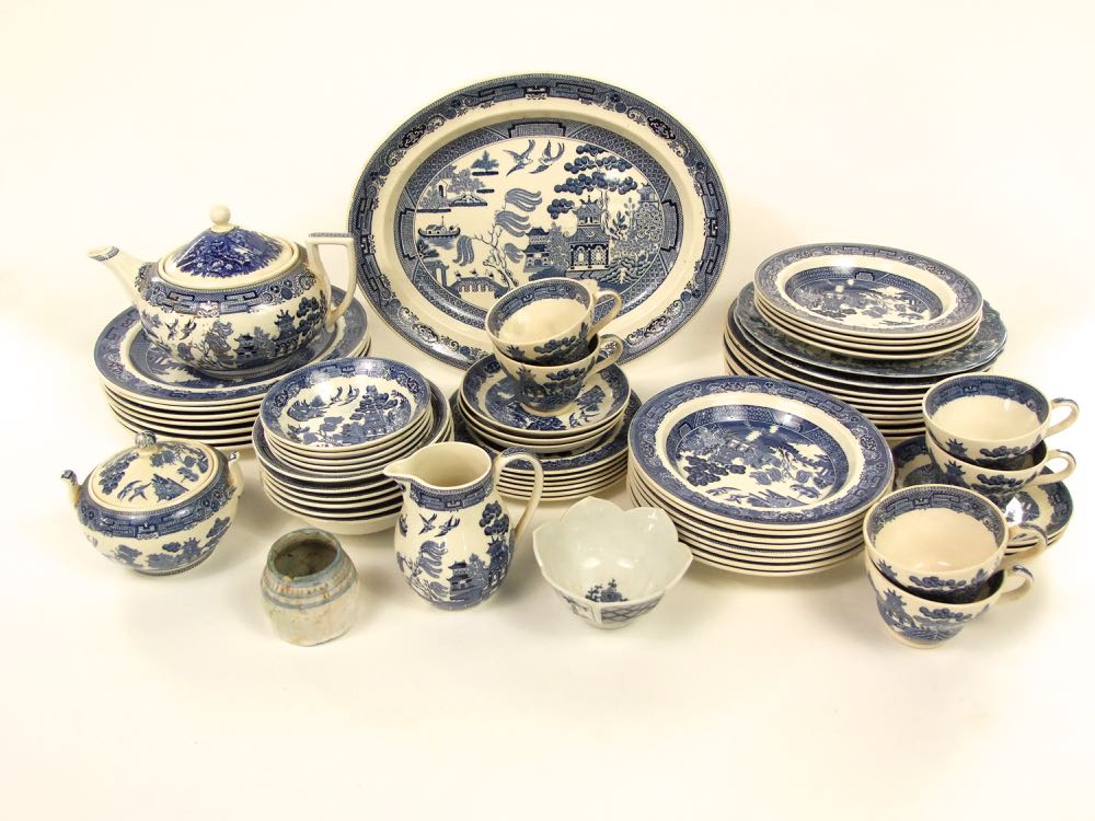 A quantity of Wedgwood blue and white printed willow pattern dinner and teawares including 14 dinner