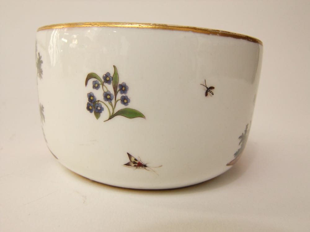 A good quality 19th century Meissen bowl of circular form with painted panels in a Watteauesque - Image 4 of 6