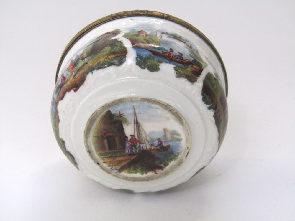 A fine quality 18th century continental trinket box with hinged cover and with well detailed painted - Image 3 of 3