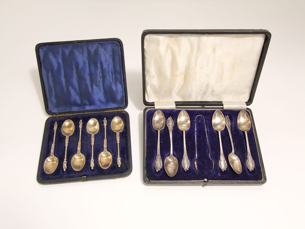 Cased sweet of six Albany tea spoons and a pair of sugar nips, together with a further cased set