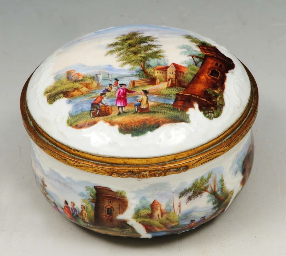 A fine quality 18th century continental trinket box with hinged cover and with well detailed painted