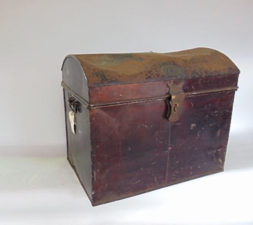 A tin trunk containing various miscellaneous items to include letters and other works on paper. - Image 3 of 3