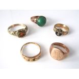 Five gold rings, one set with cabachon malachite and an engraved ring set with orange stone, 19g