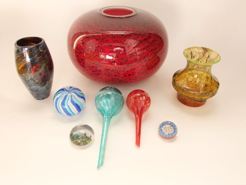Impressive art glass bowl with black and red mottled detail; together with six further pieces of art