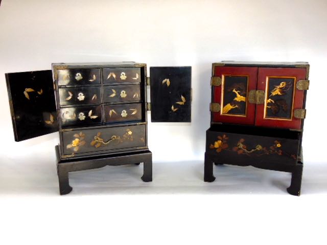 A pair of Japanese lacquered table top cabinets, the panelled doors decorated in gilt with birds - Image 2 of 6