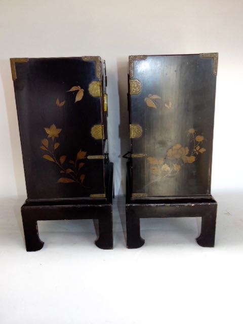 A pair of Japanese lacquered table top cabinets, the panelled doors decorated in gilt with birds - Image 5 of 6