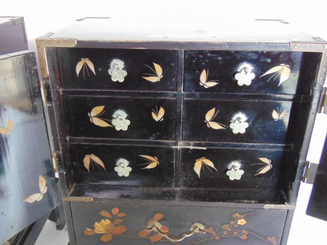 A pair of Japanese lacquered table top cabinets, the panelled doors decorated in gilt with birds - Image 4 of 6