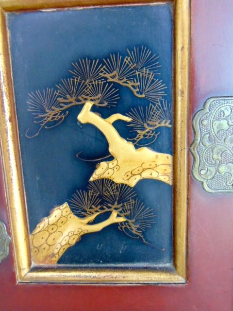 A pair of Japanese lacquered table top cabinets, the panelled doors decorated in gilt with birds - Image 3 of 6