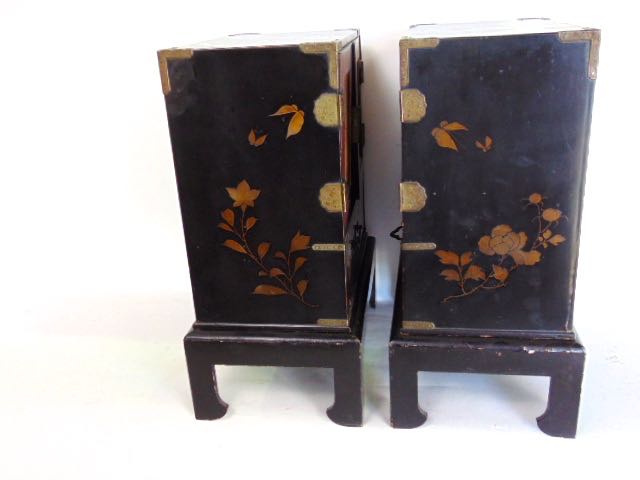 A pair of Japanese lacquered table top cabinets, the panelled doors decorated in gilt with birds - Image 6 of 6