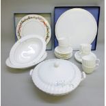 VARIOUS PIECES OF ROYAL WORCESTER CHINA COMPRISING A 'CONTESSA' CAKE PLATE, BOXED (DIA: 32.5 cm), '