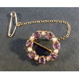 9ct GOLD AMETHYST AND PEARL CIRCULAR BROOCH (3.3g)