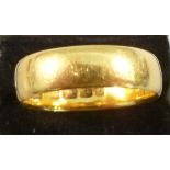 EDWARDIAN 22ct GOLD WEDDING RING BY A.W., BIRMINGHAM 1901, DIA: 16.5 mm (4.7g)