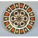 ROYAL CROWN DERBY CIRCULAR PLATE DECORATED IN THE IMARI PATTERN 1128, PRINTED MARKS (DIA: 27 cm)