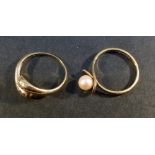 9ct GOLD CROSSOVER RING SET TWO DIAMONDS AND A 9ct GOLD RING SET CULTURED PEARL, DIA: 16mm (3.2g) [