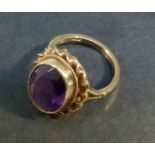 9ct GOLD RING SET AMETHYST, BY R. BROS., LONDON 1977 (4g GROSS)