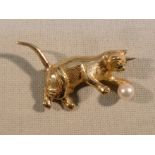 9ct GOLD CAT WITH PEARL BROOCH (4.1g)