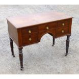 EARLY VICTORIAN MAHOGANY KNEEHOLE DESK WITH FIVE DRAWERS ON TURNED TAPERING LEGS (77.5 cm x 101.5 cm