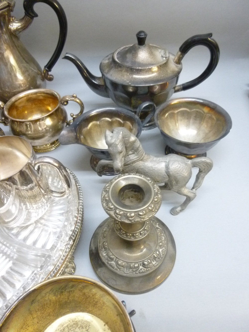 A MAPPIN & WEBB SILVER PLATED COFFEE POT (H: 24.5 cm), SUGAR BOWL AND MILK JUG TOGETHER WITH A - Bild 7 aus 7