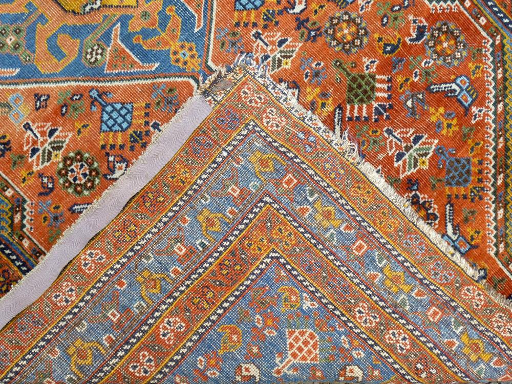 PERSIAN MADDER & INDIGO FIELD RUG WITH A CENTRAL LOZENGE MEDALLION, SPANDRELS L.149cm W. 98cm - Bild 2 aus 4