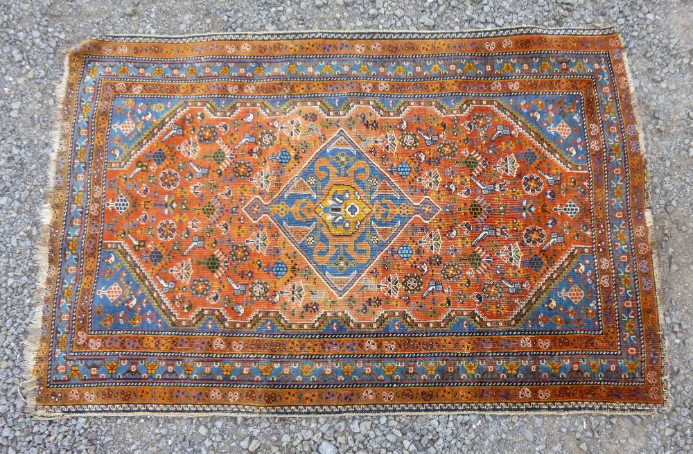 PERSIAN MADDER & INDIGO FIELD RUG WITH A CENTRAL LOZENGE MEDALLION, SPANDRELS L.149cm W. 98cm