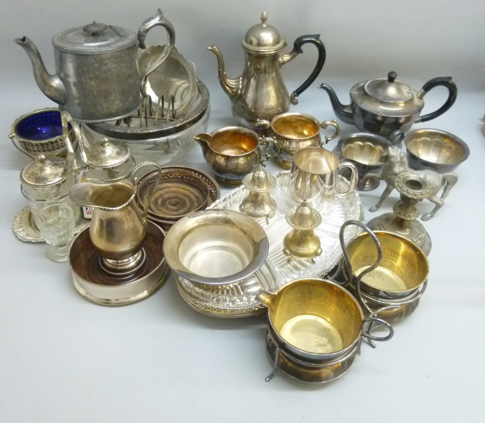 A MAPPIN & WEBB SILVER PLATED COFFEE POT (H: 24.5 cm), SUGAR BOWL AND MILK JUG TOGETHER WITH A - Bild 4 aus 7