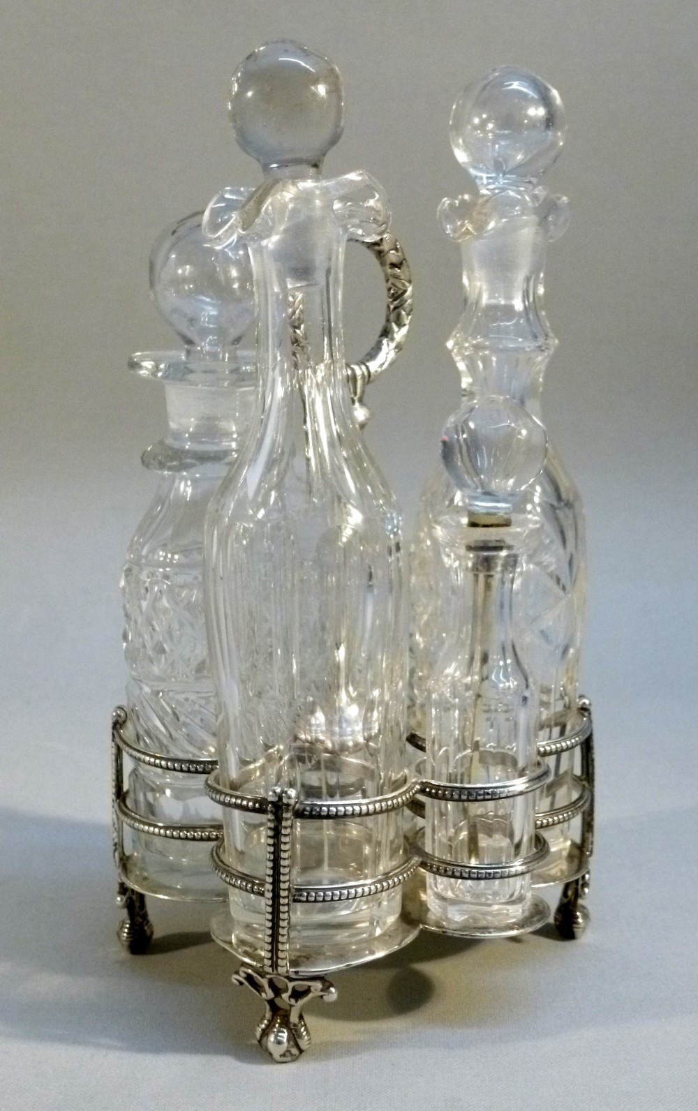 VICTORIAN SILVER CRUET FRAME WITH LAUREL HANDLE ON BALL AND CLAW FEET BY RICHARD MARTIN AND EBENEZER - Bild 5 aus 7