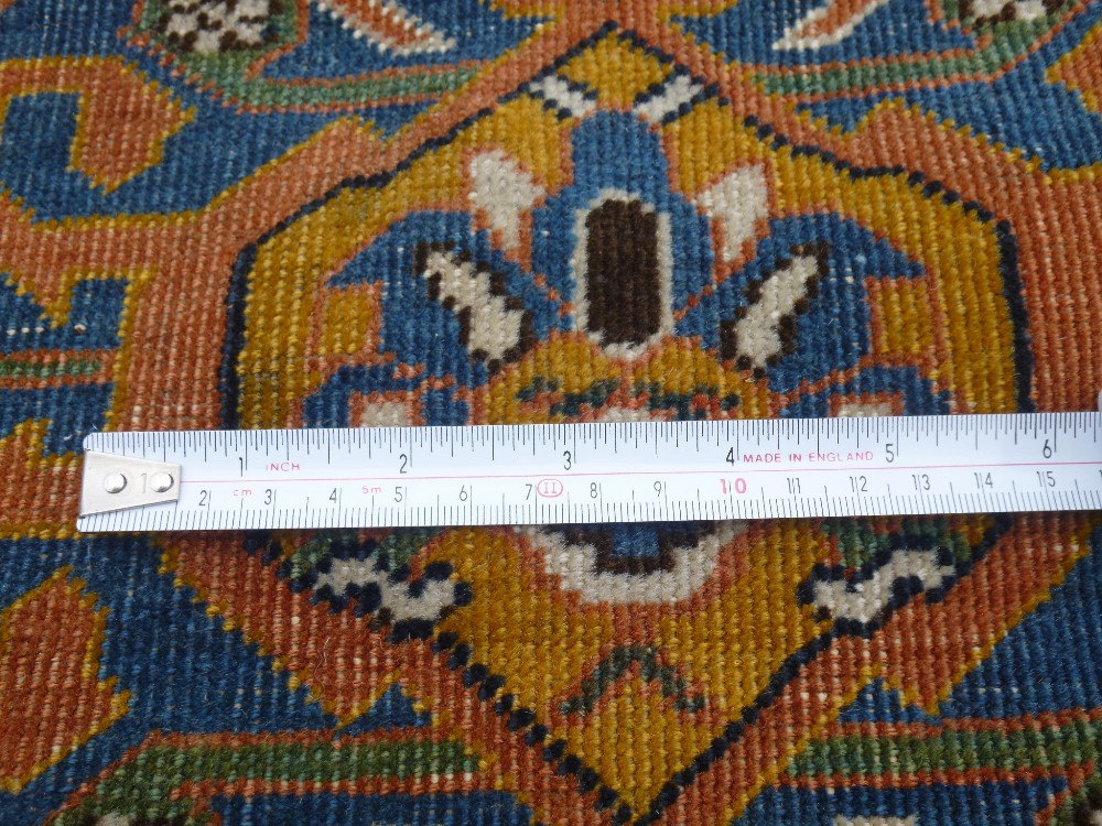 PERSIAN MADDER & INDIGO FIELD RUG WITH A CENTRAL LOZENGE MEDALLION, SPANDRELS L.149cm W. 98cm - Bild 4 aus 4