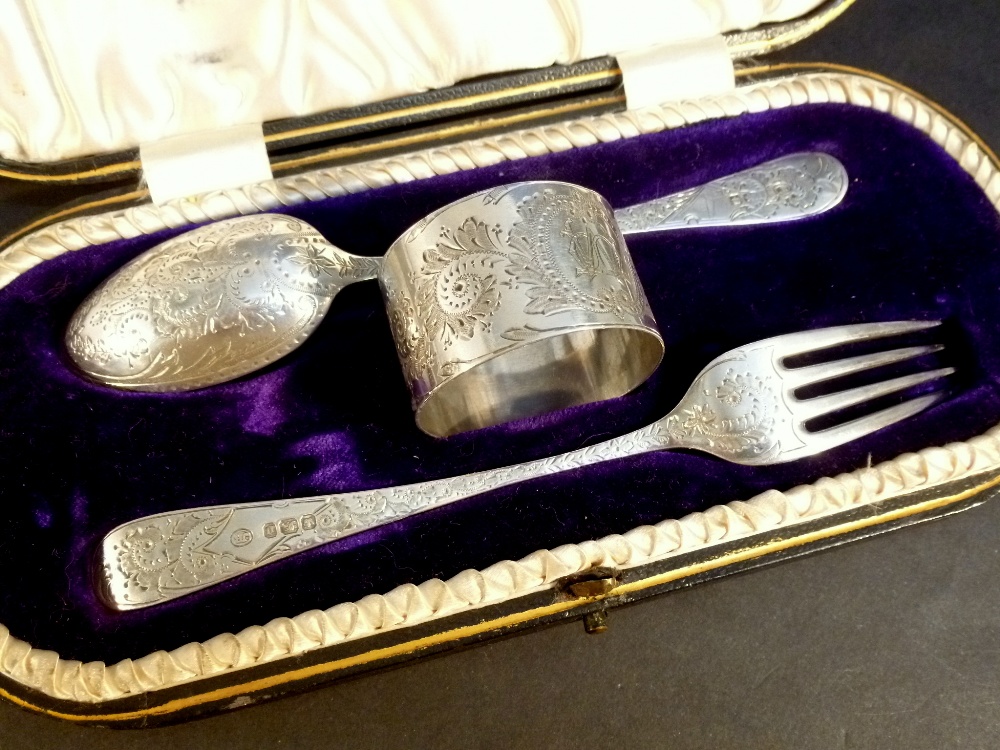 VICTORIAN SILVER THREE PIECE CHRISTENING SET COMPRISING SPOON, FORK AND NAPKIN RING, BY JOHN - Bild 2 aus 7