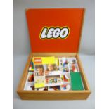 AN ORIGINAL VINTAGE LEGO BOXED 200 PART SET IN ORIGINAL WOODEN BOX WITH SLIDE LID CONTAINING