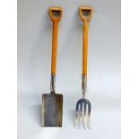 PAIR OF EDWARDIAN SILVER PLATED NOVELTY SALAD SERVERS IN THE FORM OF A GARDEN FORK AND SPADE, WITH