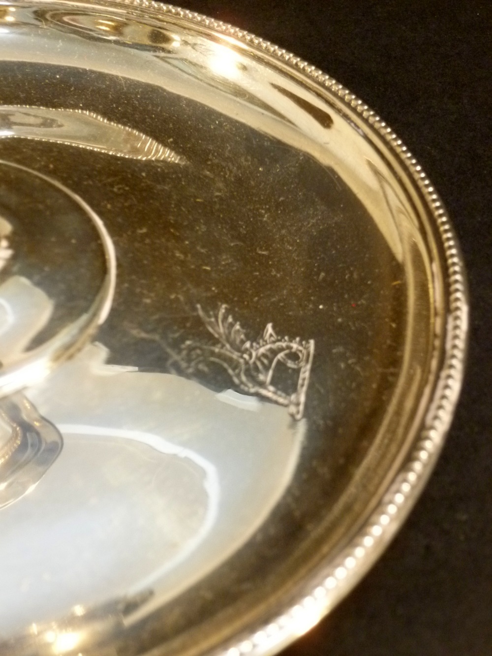 GEORGE III SILVER CHAMBERSTICK OF CIRCULAR FORM WITH FLARED BEADED RIM AND ENGRAVED DRAGON CREST, BY - Bild 2 aus 10