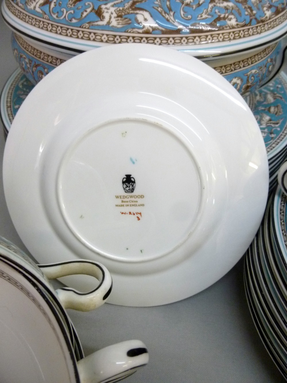 WEDGWOOD BONE CHINA 'FLORENTINE' PART DINNER SET COMPRISING 7 x SOUP CUPS, 8 x SOUP SAUCERS, 7 x - Image 3 of 7