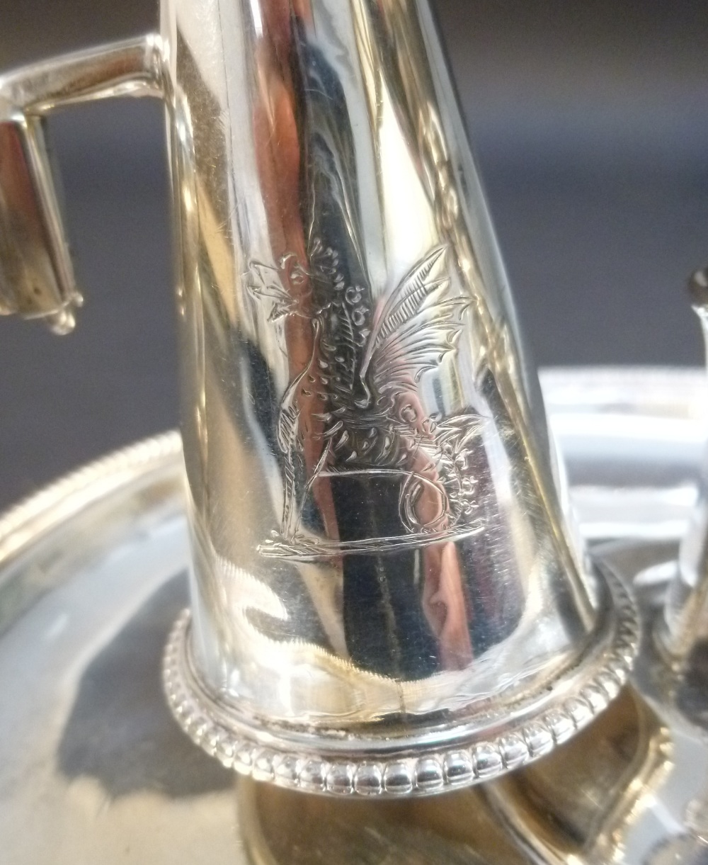GEORGE III SILVER CHAMBERSTICK OF CIRCULAR FORM WITH FLARED BEADED RIM AND ENGRAVED DRAGON CREST, BY - Bild 7 aus 10