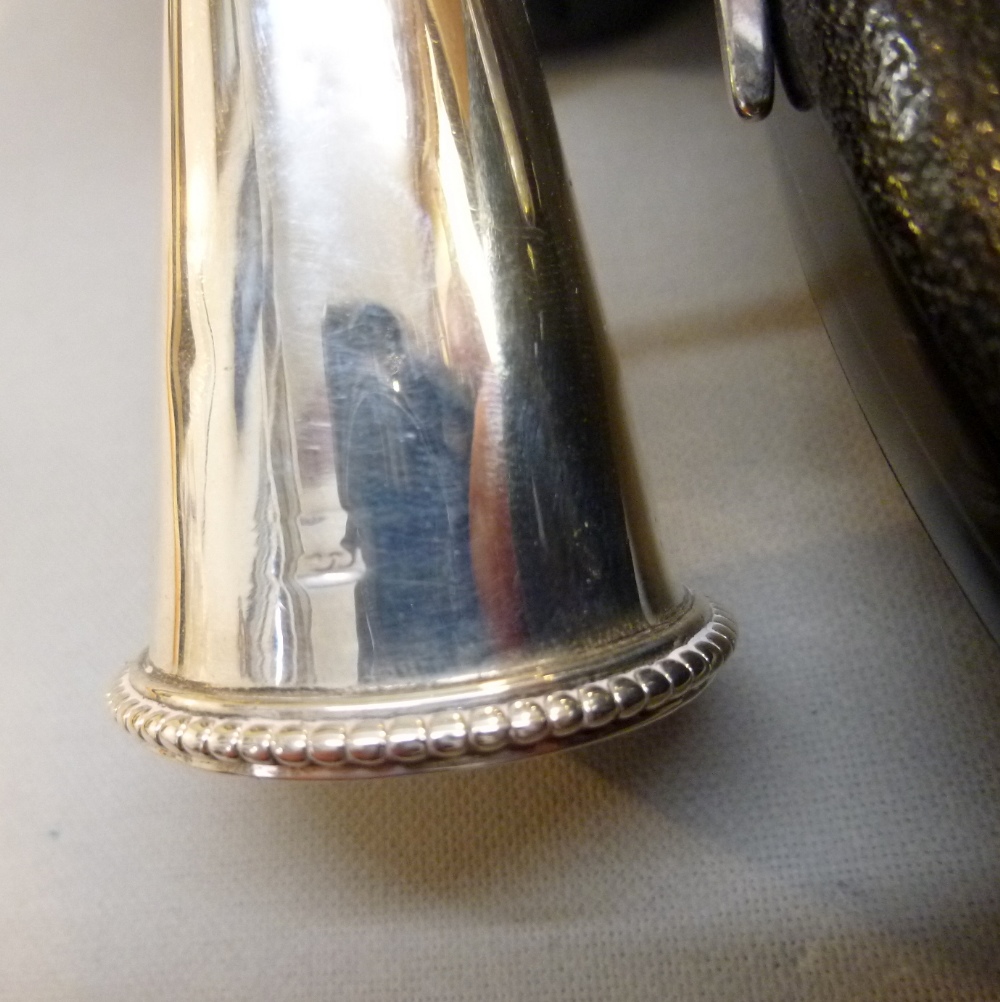 GEORGE III SILVER CHAMBERSTICK OF CIRCULAR FORM WITH FLARED BEADED RIM AND ENGRAVED DRAGON CREST, BY - Bild 5 aus 10