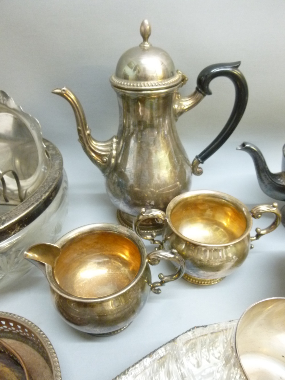 A MAPPIN & WEBB SILVER PLATED COFFEE POT (H: 24.5 cm), SUGAR BOWL AND MILK JUG TOGETHER WITH A