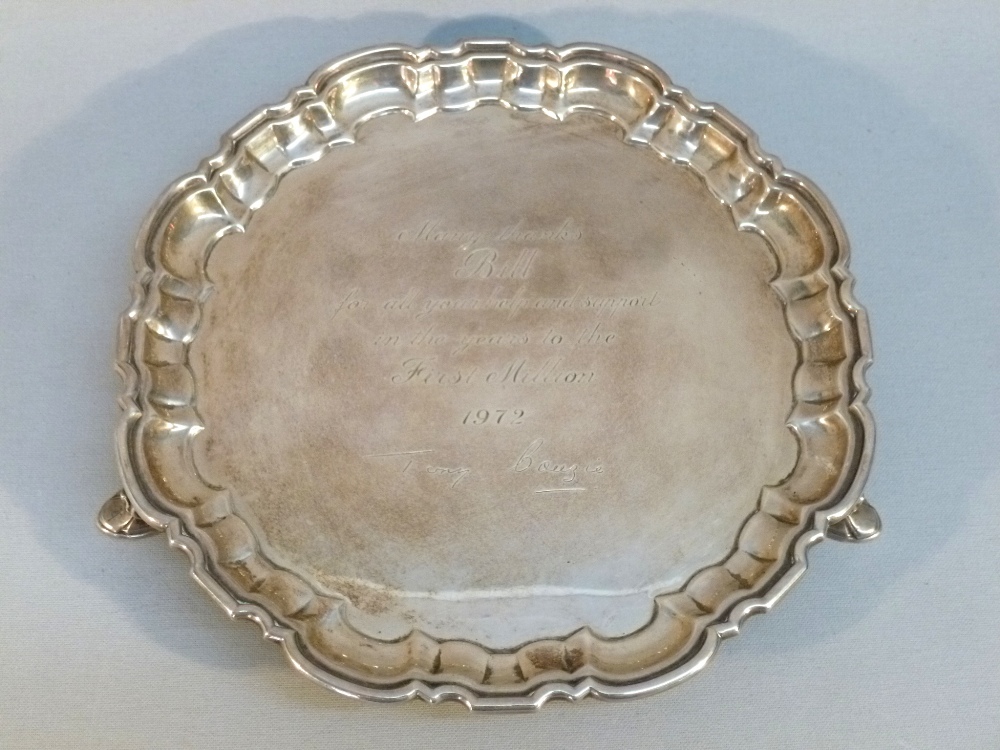 SILVER SHAPED CIRCULAR SALVER WITH INSCRIPTION, DATE 1972, AND A PIECRUST RIM, ON THREE INVOLUTE - Bild 2 aus 4