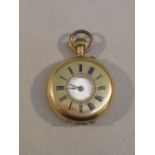 A LADY'S 18kt GOLD HALF HUNTING POCKET WATCH, THE CIRCULAR ENAMEL DIAL WITH BLACK ROMAN NUMERALS (