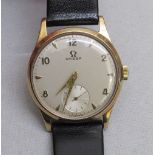 A 1950's VINTAGE DENNISON 9ct OMEGA GENTLEMAN'S MANUAL WIND WRISTWATCH WITH SECONDS DIAL AND