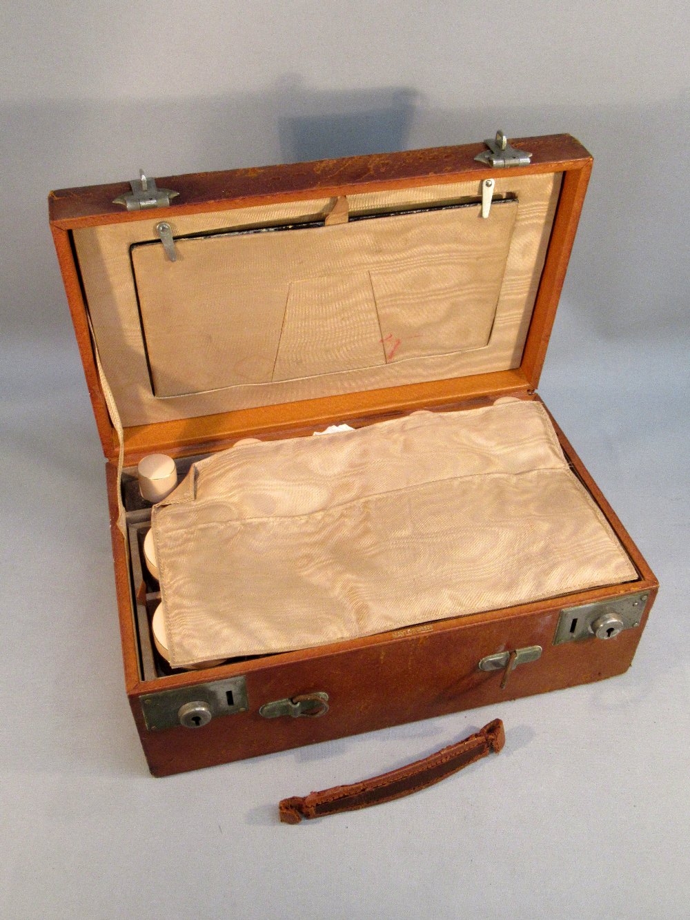 A MID C2Oth TAN LEATHER TRAVELLING VANITY CASE BY MAYLOR, LONDON, THE HINGED LID ENCLOSING A - Image 6 of 7