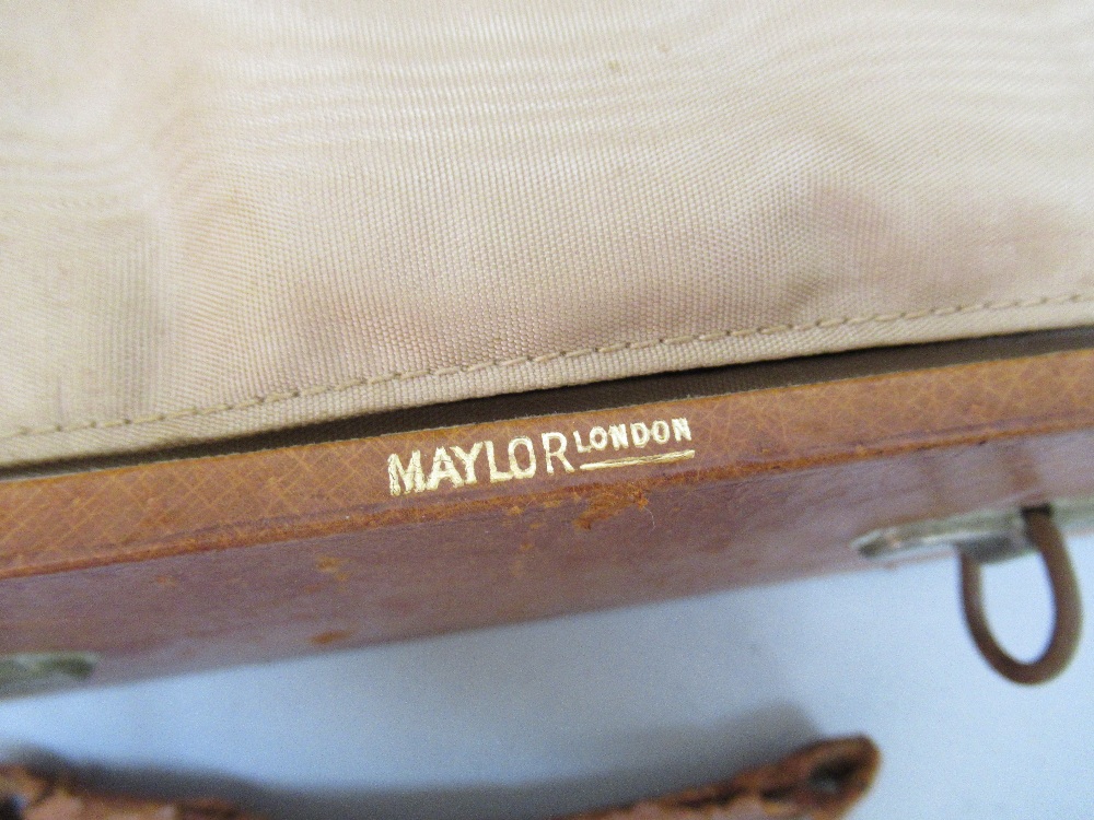 A MID C2Oth TAN LEATHER TRAVELLING VANITY CASE BY MAYLOR, LONDON, THE HINGED LID ENCLOSING A - Image 3 of 7