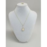 A 9ct GOLD FINE SNAKE CHAIN NECKLACE WITH A 9ct GOLD PENDANT AND A SINGLE MATCHING EARRING (8.2g) [