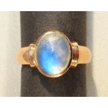 A 9ct GOLD RING SET WITH AN OVAL MOONSTONE, RING SIZE U (6.5g GROSS)