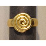 AN 18ct GOLD RING WITH APPLIED 'AMMONITE' STYLE DECORATION, RING SIZE N (7.5g)