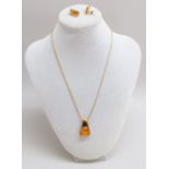 A 9ct GOLD AMBER PENDANT MARKED AHJ, LONDON 2005 ON A 9ct GOLD SNAKE CHAIN NECKLACE, LENGTH 46 cm