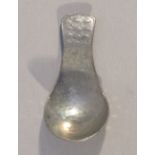 A METAL ARTS & CRAFTS HAMMERED CADDY SPOON, STAMPED ON BACK 'GWG' (L:7.2 cm)