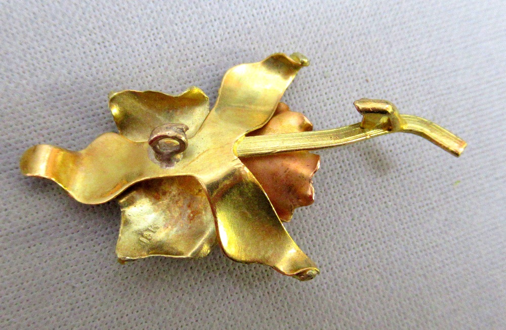 A GOLD 'SAFETY PIN' AND COIN HOLDER STAMPED 18k (4.8g), A LEAF SET PEARL BROOCH (PIN MISSING) - Image 3 of 4