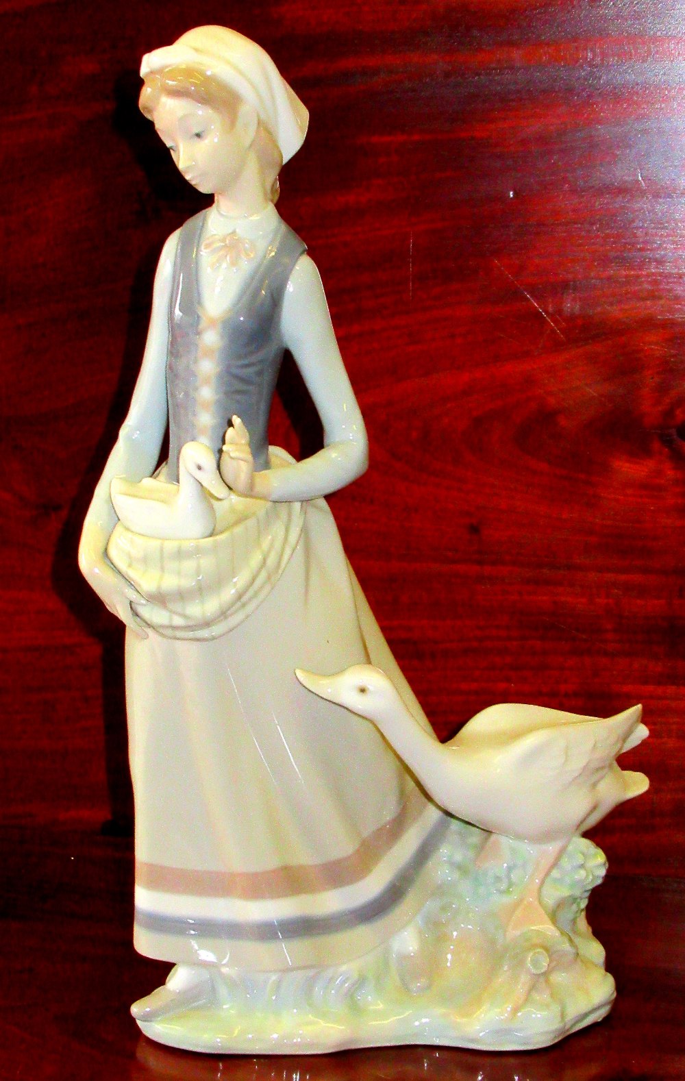 A LLADRO FIGURE OF A YOUNG WOMAN WITH GOSLING AND GOOSE (H: 31cm) - Image 3 of 3